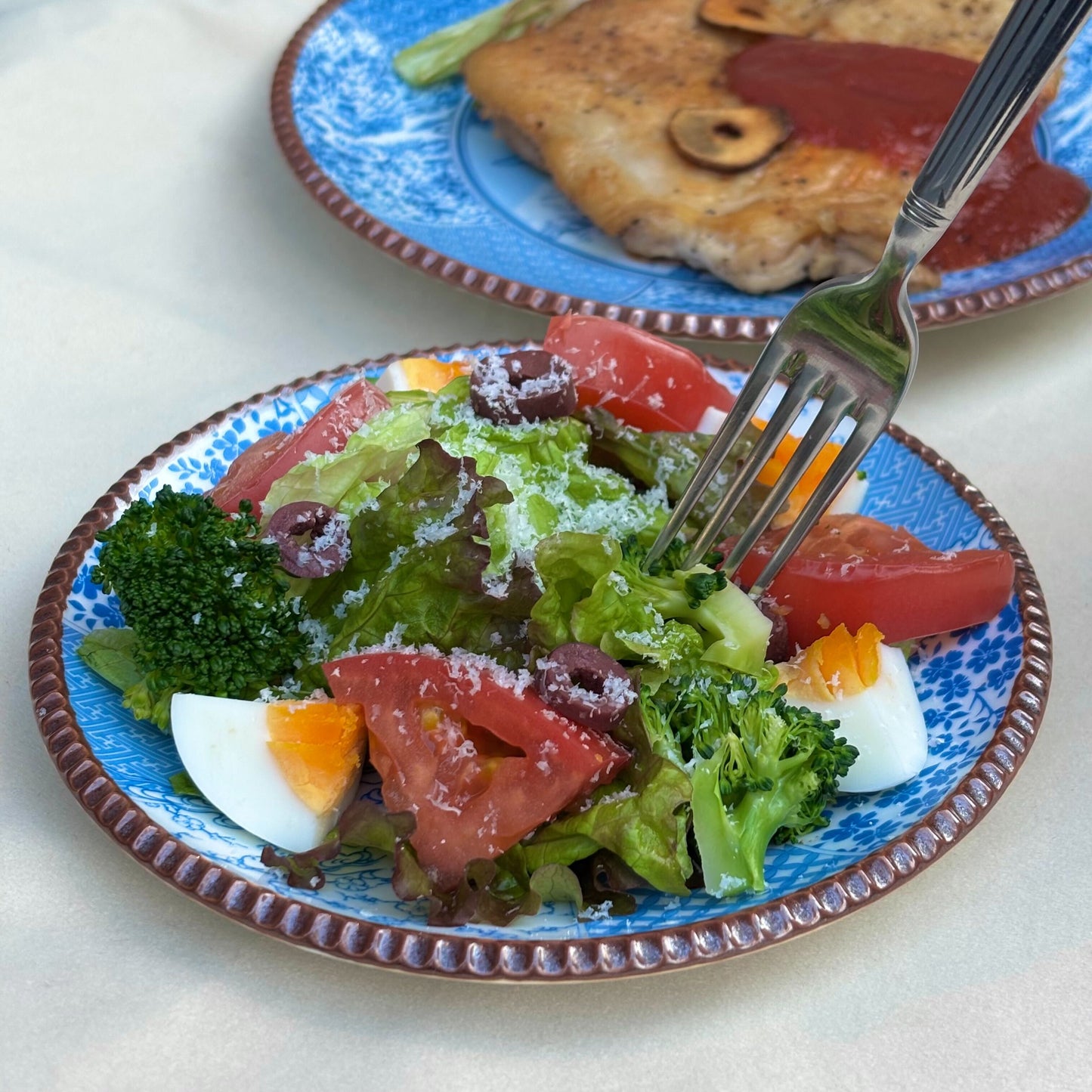 《鎌倉・鶴岡八幡宮の段葛を歩くショーキチ イゲ皿》【HARVEST × イゲ皿 by よざん窯】 7寸皿