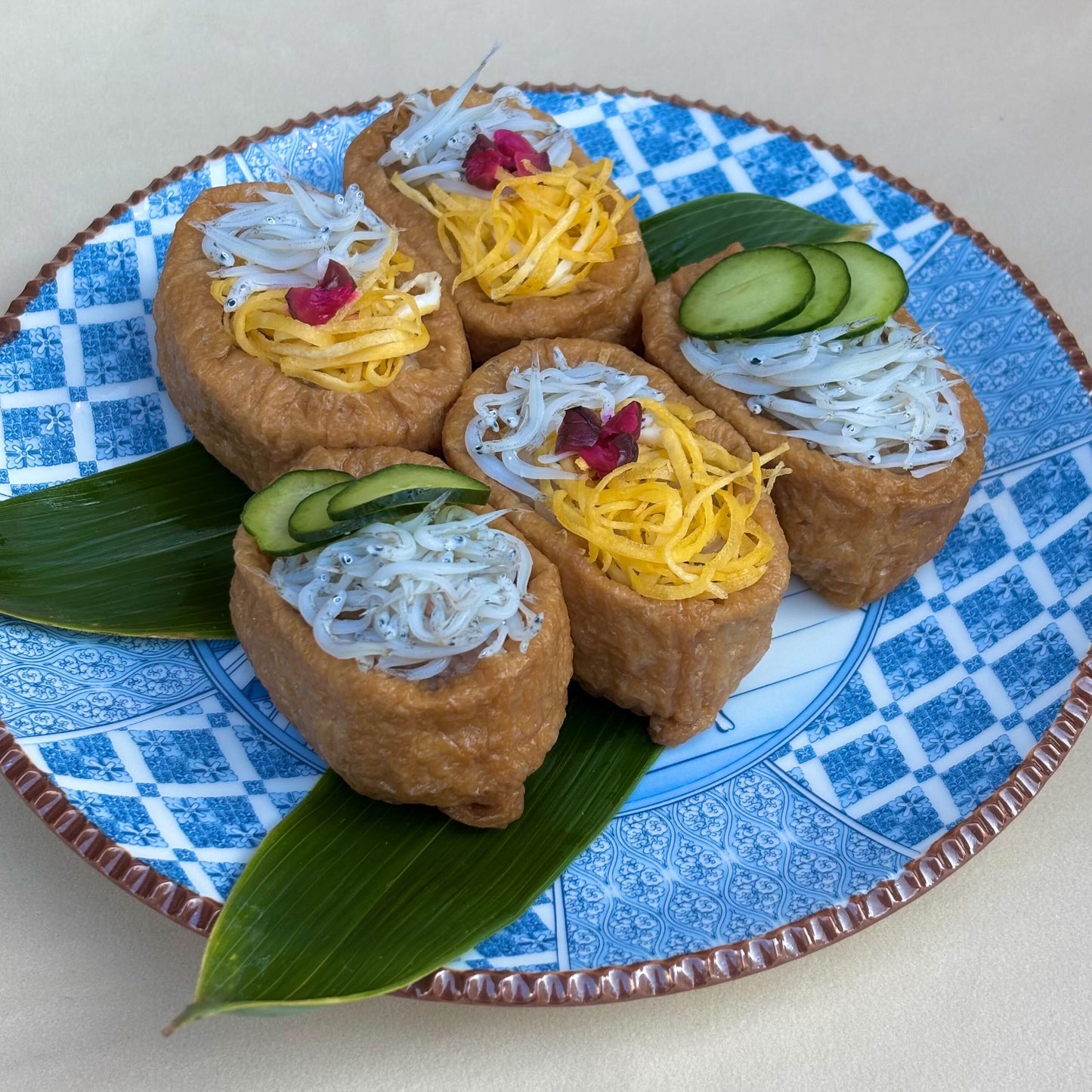 《鎌倉・鶴岡八幡宮の段葛を歩くショーキチ イゲ皿》【HARVEST × イゲ皿 by よざん窯】 7寸皿