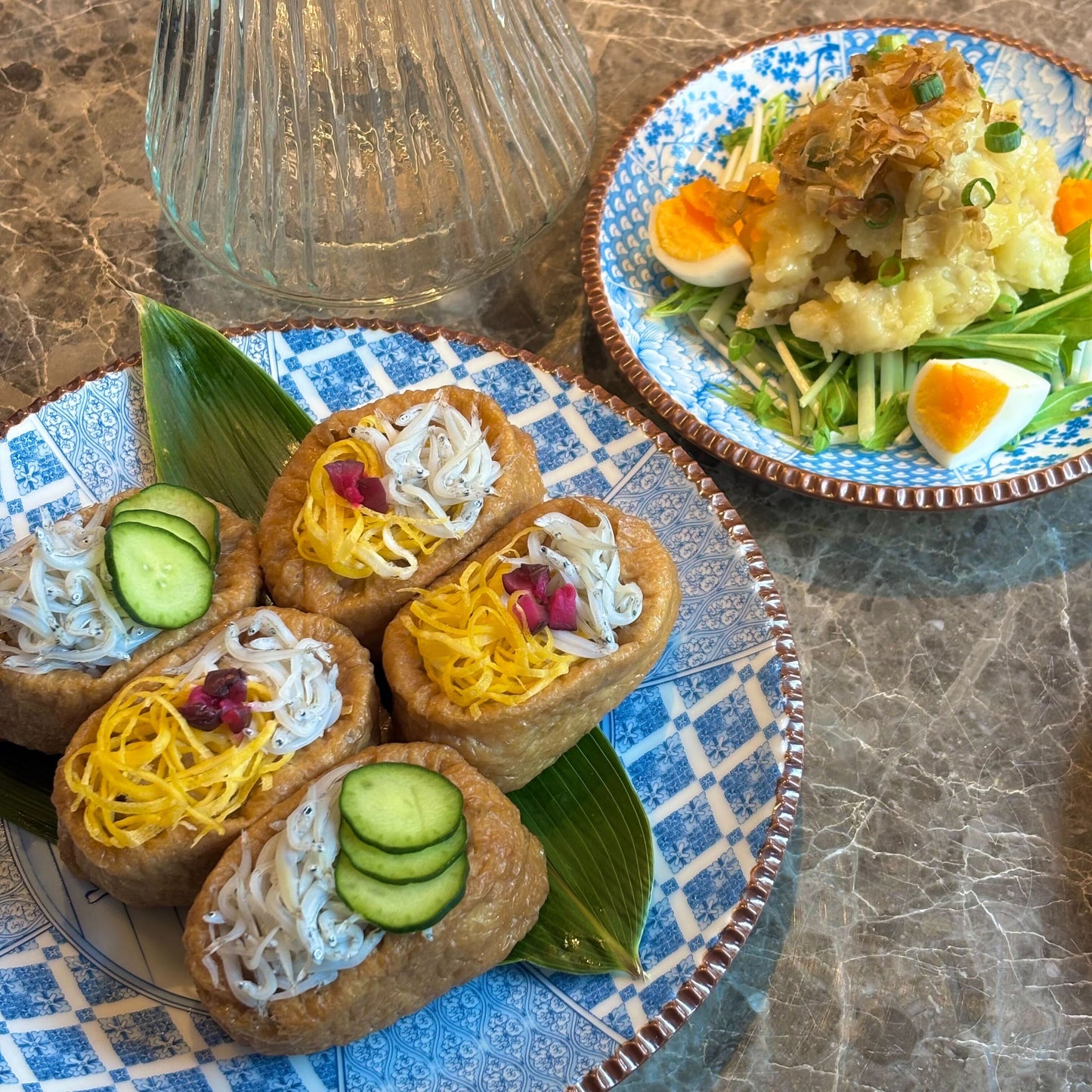 《鎌倉・鶴岡八幡宮の段葛を歩くショーキチ イゲ皿》【HARVEST × イゲ皿 by よざん窯】 7寸皿