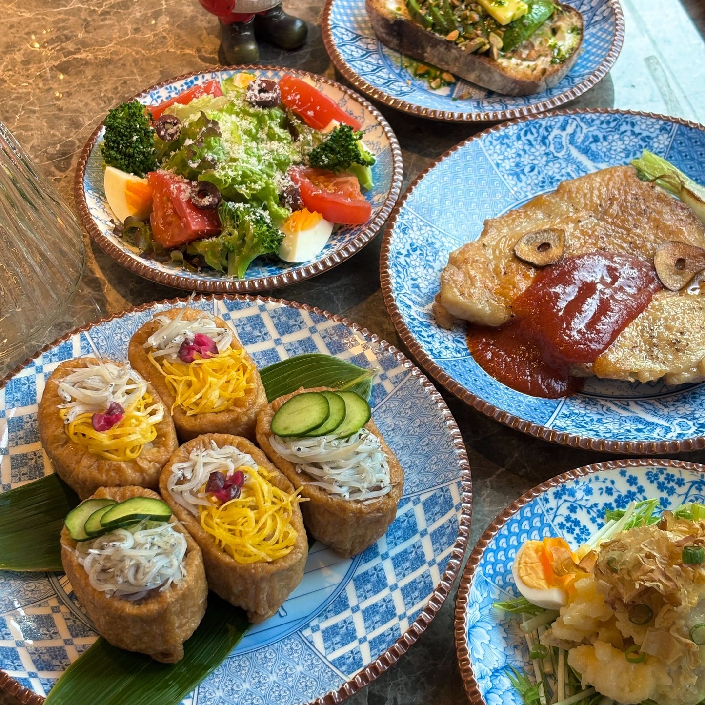 《鎌倉・鶴岡八幡宮の段葛を歩くショーキチ イゲ皿》【HARVEST × イゲ皿 by よざん窯】 7寸皿