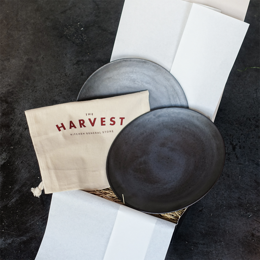HARVEST ギフトセット Shigaraki Kuro Plate 25cm（2枚）